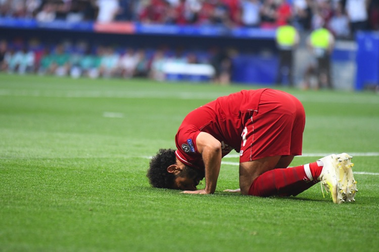 Mo Salah with face on pitch