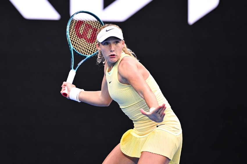 Mirra Andreeva with racket
